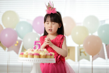 Obraz na płótnie Canvas young girl celebrating her 5th birthday at home
