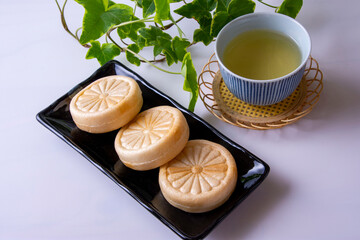 サクサクした触感で中身は甘い小豆のお菓子