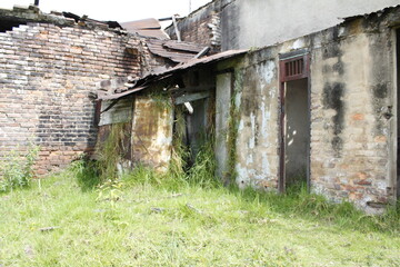 Fototapeta na wymiar old abandoned house in the mountains