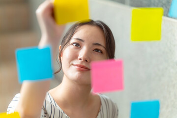ビジネス・女性・ポストイット