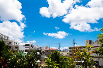 沖縄の空と街並み