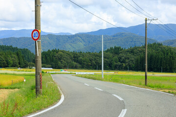 田舎の道路　秋田県　秋の風景