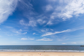 夏の青空と綺麗な海岸のビーチの風景