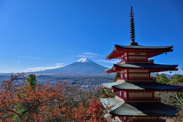 青空バックに展望台から見る富士山と五重塔のコラボ情景＠山梨