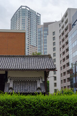 武家屋敷の門とビルの折り重なり　東京、赤坂にある丹後町の街並