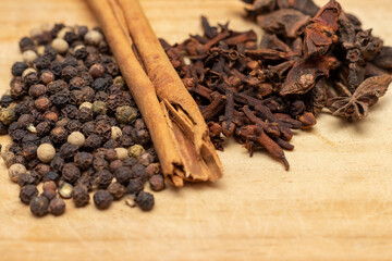 especias pimienta blanca negra canela clavo y anís estrella