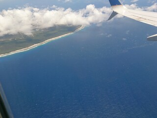 空, 航空機, 羽, 飛行機, フライト, 蠅, 雲, 旋律の美しい, 旅行, フライング, 雲, 景色, 航空機, ジェット, まど, 航空機, 交通, エアリアル, 航空, 運送, 地平線, 青, 航空会社, 旅行, 高い