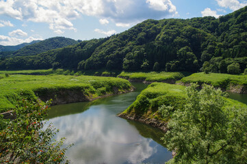 緑の山々に囲まれた夏の錦秋湖