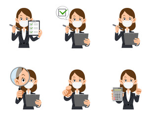 マスクをつけて虫眼鏡や書類を持ったオフィスで働く女性の上半身
