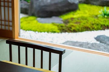 畳敷きの和室に置いている和風の座椅子と机