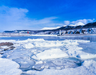 北海道　斜里町　流氷と宇登呂港に知床連山 © kiyo
