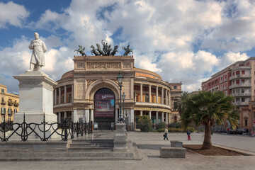 Palermo. Teatro Politeama Garibaldi con piazza Ruggiero Settimo monumento