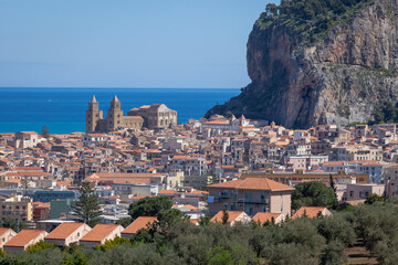 Fototapeta na wymiar Cefalù, Palermo. Panorama con Cattedrale e Rocca