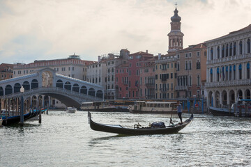 Venezia. Gondoliere sul Canal Grande davanti a Rialto
