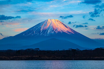 夕日を浴びた富士山　山梨県富士河口湖町の精進湖にて