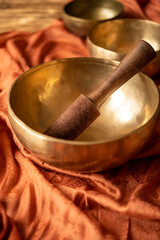 Klangschalen auf rotem Tuch