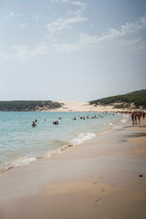 Silueta de gente en dunas de bolonia en playas de cadiz
