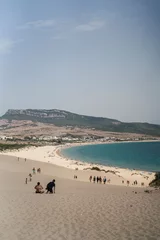 Zelfklevend Fotobehang Bolonia strand, Tarifa, Spanje Silueta de gente en dunas de bolonia en playas de cadiz