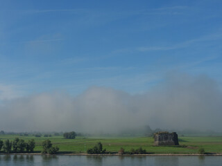 Fototapeta premium Morgennebel am Rhein bei Wesel