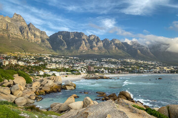Malerischer Blick auf Camps Bay, Südafrika mit zwölf Aposteln im Hintergrund.