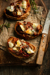 Bruschettas légumes tomate et fromage de chèvre