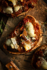 Bruschettas légumes tomate et fromage de chèvre