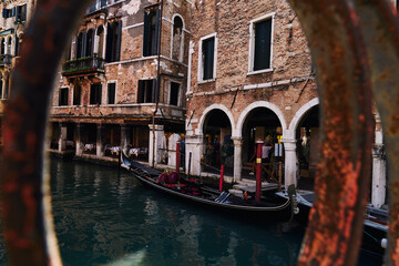 Fototapeta na wymiar Venedig Boot im Wasserkanal im August Sommer