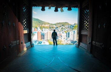 man standinng in the gates of the temple, travel to japan