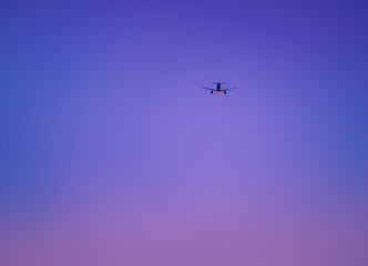 Flugzeug in den Abendstunden nach dem Sonnenuntergang  