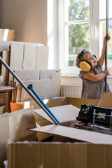 petite fille joue pendant un déménagement