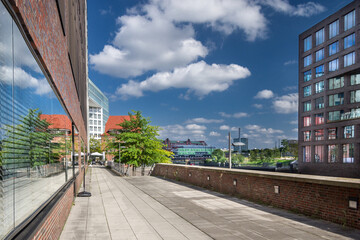 An der Brooktorpromenade Hamburg Hafencity sonnig entzerrt