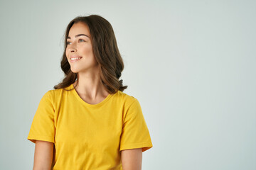 Obraz premium pretty brunette in yellow t-shirt smile posing lifestyle