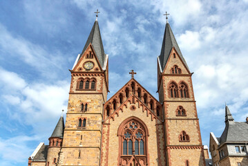 Fototapeta na wymiar Die katholische Pfarrkirche St. Peter in der historischen Altstadt von Heppenheim an der Bergstraße
