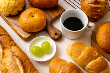 パンとコーヒーとフルーツ

