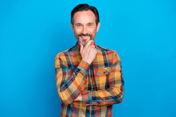 Photo portrait man smiling happy wearing checkered shirt thoughtful got idea isolated vivid blue color background