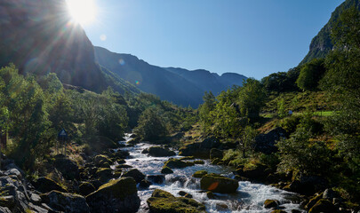 Torrente de agua en el río que sale del lago Bondhus, Noruega
