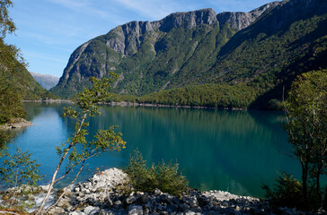 Vista del lago Bonhus en noruega, con el glaciar de fondo en medio de las montañas