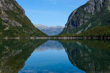 Fototapeta na wymiar Vista del lago Bonhus en noruega, con el glaciar de fondo en medio de las montañas