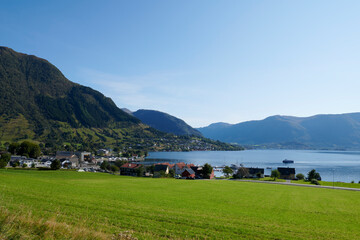Vista de pueblo noruego con puerto de fondo en el fiordo