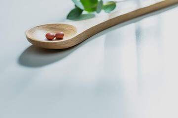 赤い錠剤　下剤や便秘薬のイメージ素材