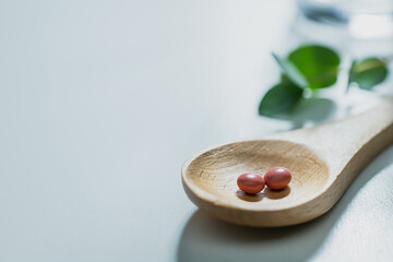 赤い錠剤　下剤や便秘薬のイメージ素材
