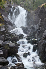 Cascada de Vidfossen en zona  montañosa en Noruega
