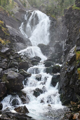 Cascada de Vidfossen en zona  montañosa en Noruega