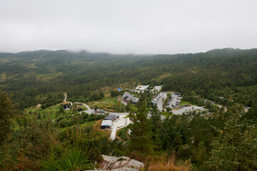 Día nublado en el camino al Preikestolen