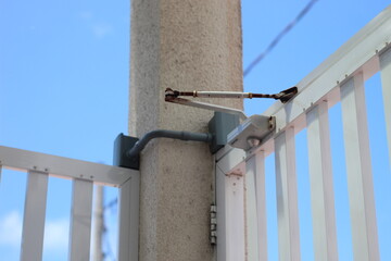 Hydraulic gate closer.