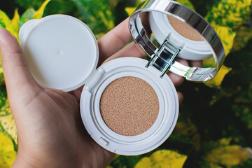 Foundation powder, foundation cushion, makeup remover, sugar cream, makeup cartridge and puff in hand.