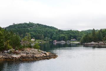 Obraz premium Vista del fiordo noruego desde el barco