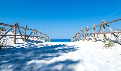 Papier Peint photo autocollant Descente vers la plage Beau sable blanc sur la mer Baltique. Entrée de la plage.
