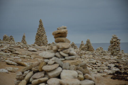 Field of rock pyramids found on Re island