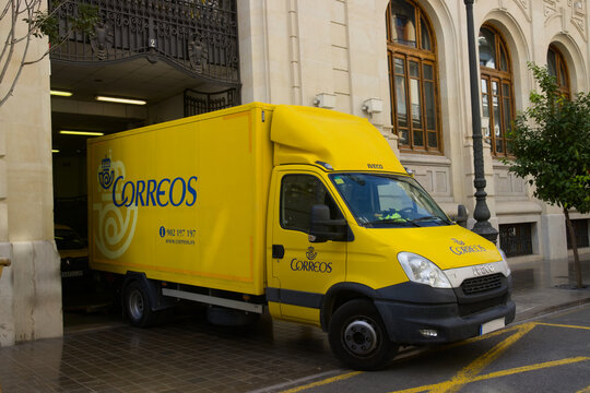 Image of a van with the logo of Correos, the national parcel delivery company in Spain